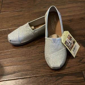 Toms youth classic slip-ons size 2.5 NWT